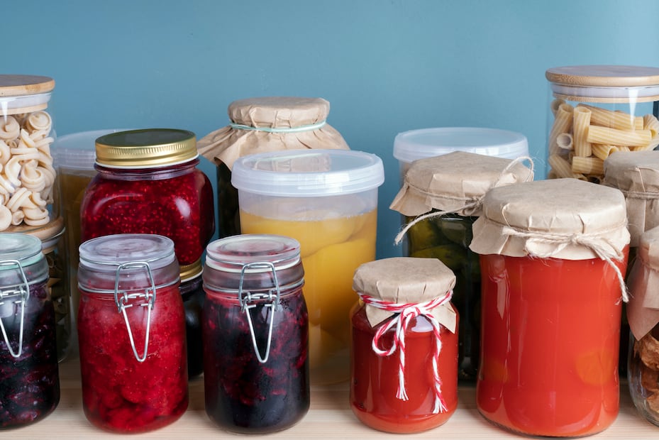 Mantener el jugo fresco en recipientes herméticos ayuda a conservar su sabor y valor nutricional. Foto: Freepik
