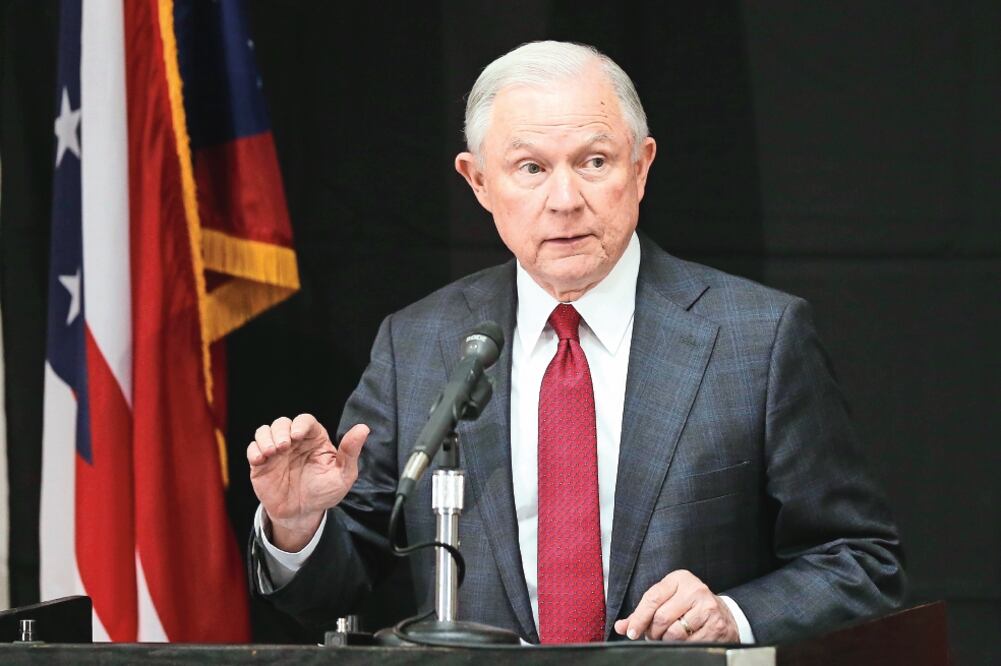 Confirmado. El nuevo jefe de gabinete de Trump, John Kelly, aseguró que el fiscal Sessions seguirá en el cargo (LAPRETE. AP)