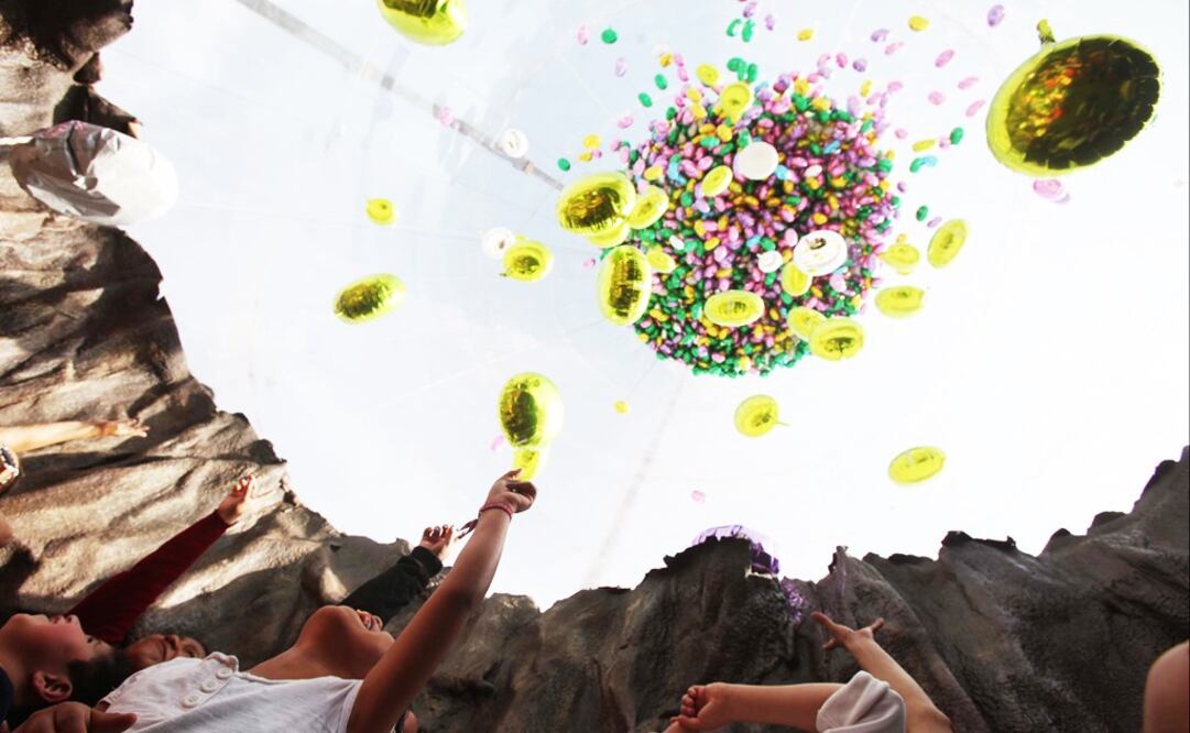 Mexican children release balloons for the Three Kings - Photo: Ariel Ojeda/EL UNIVERSAL
