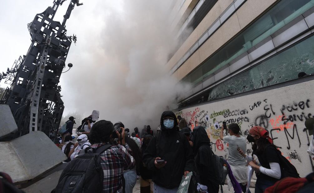 Más de 400 integrantes del Enjambre estudiantil de la Universidad Autónoma del Estado de México, marcharon para exigir la destitución de Isidro Rogel encargado del despacho de la UAEMex. Foto: Arturo Contrera/EL UNIVERSAL