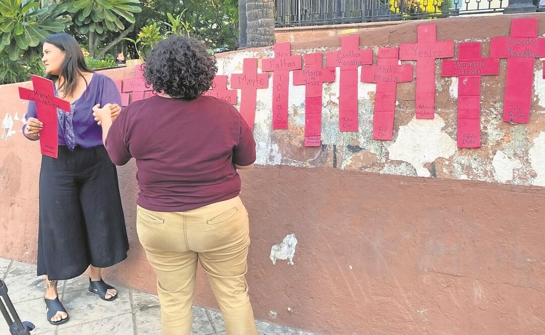 En Sinaloa, en la jardinera del atrio de la Catedral se colocaron 26 cruces de cartón en memoria de las víctimas en este año. Foto: Javier Cabrera / EL UNIVERSAL