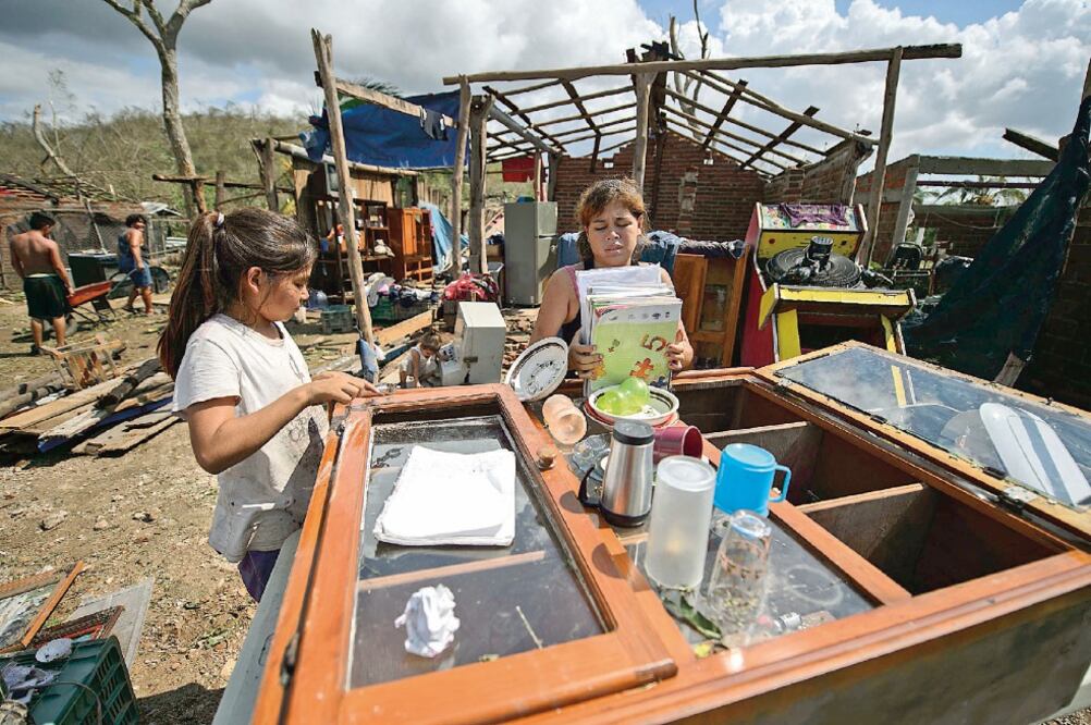 Habitantes de Chamela, Jalisco, regresan a sus casas para salvar las pocas pertenencias que quedaron tras el paso del meteoro en la zona (ALBERTO MENDOZA. EL UNIVERSAL)