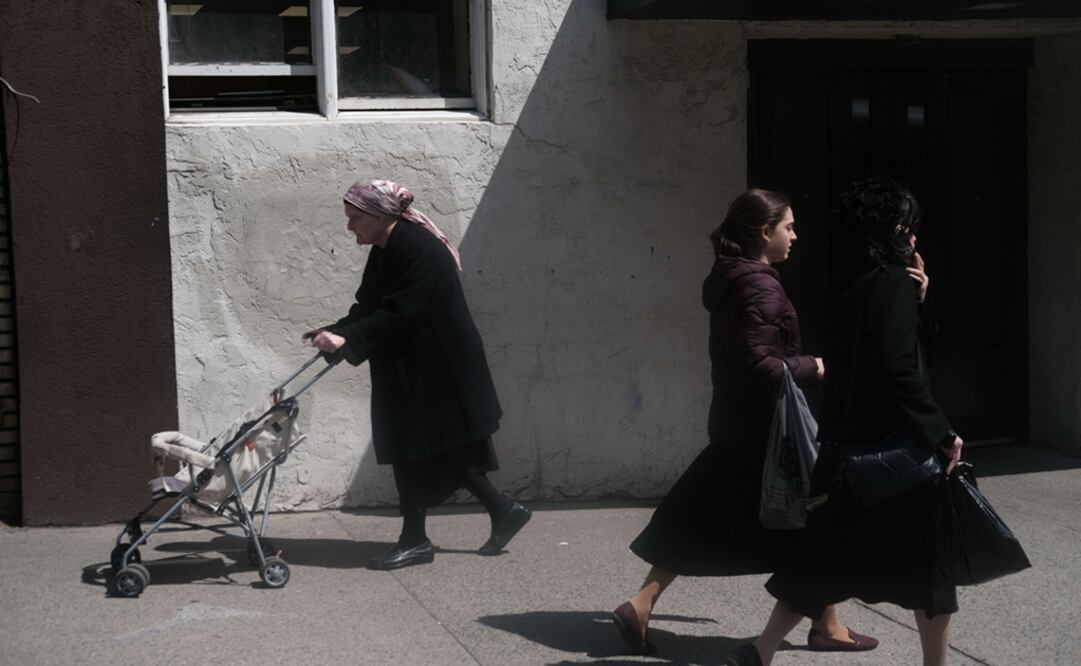 Personas que no estén vacunadas en Williamsburg -donde se concentra la mayor población judía de la ciudad- tendrán que inmunizarse para evitar contagios. Foto: AFP