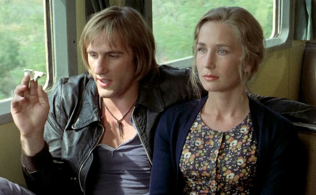 Una película que también destaca en el cine erótico francés, pero más cercana al contenido pornográfico y sin sentido, es Les Valseuses, producción de 1974 y protagonizada por un joven Gérard Depardieu. Su trama abordó los vandalismos y crímenes de dos jóvenes rebeldes, quienes roban y violan durante su búsqueda de gozo sexual. Foto: IMDb/CAPAC/ESPECIAL.