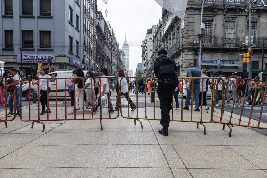 Las vallas colocadas por la Secretaría de Seguridad Ciudadana de la capital,  tienen la finalidad de evitar el ingreso de manifestantes a Palacio Nacional. (Foto: Yartezi M. Osnaya/ EL UNIVERSAL)