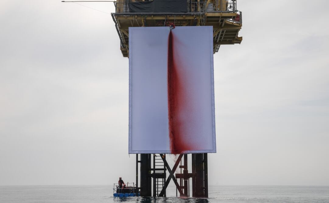 Greenpeace ha instalado en una plataforma gasística de la multinacional Shell en el mar del Norte una obra de la artista Anish Kapoor para denunciar el impacto de los combustibles fósiles en el clima, informó este jueves la organización ecologista. Foto: EFE