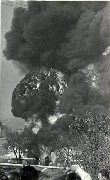 Después de 6 años, también en noviembre pero de 1990, se produjo nuevamente una explosión en el gasoducto de Pemex en San Juan Ixhuatepec, causando daños y pánico entre la población. Las llamas alcanzaron hasta 40 metros de altura. Archivo EL UNIVERSAL.
