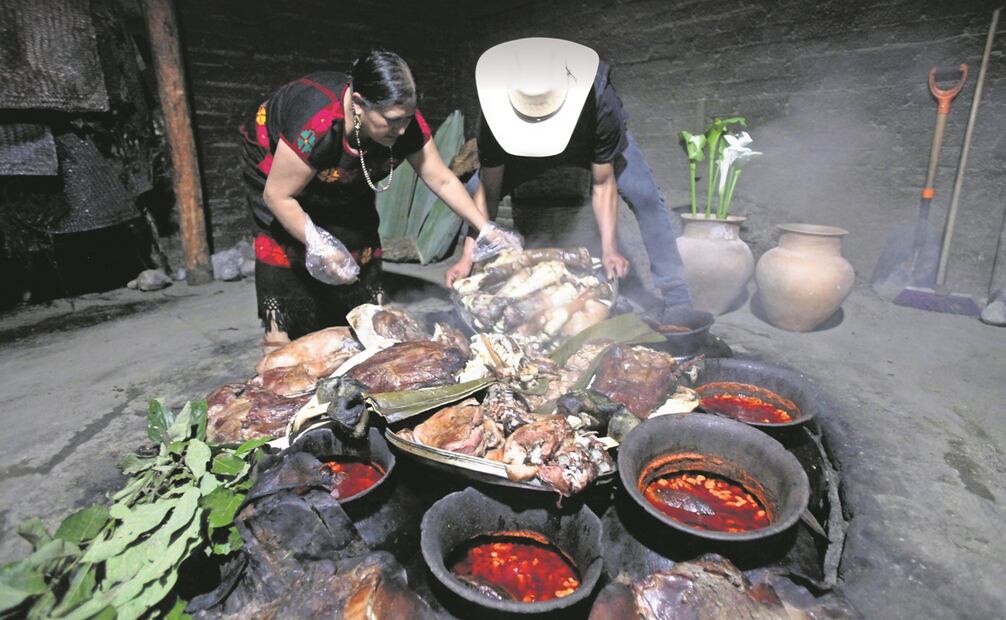 A las 5:30 de la mañana sale la carne suavecita del horno de piedra, después de estar toda la noche en la cocción en su jugo; disciplina, esfuerzo y dedicación para ir directo al paladar del comensal, Foto: Edwin Hernández / EL UNIVERSAL