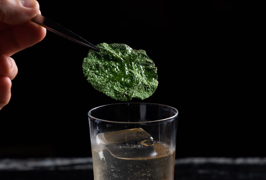 El Santo.Un trago fresco, hecho con hoja santa, ron blanco, palo santo, cítricos y chapulines.