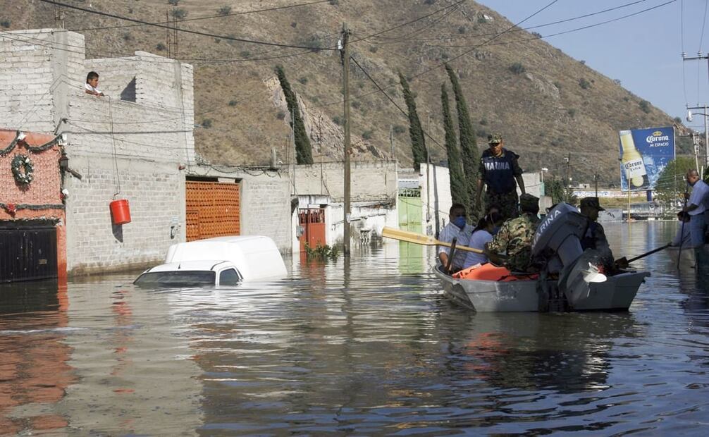 Tras las inundaciones del 2010 en Valle de Chalco por el desbordamiento del Río de la Compañía, algunos habitantes recibieron víveres desde lanchas. Foto: Juan Boites/EL UNIVERSAL.