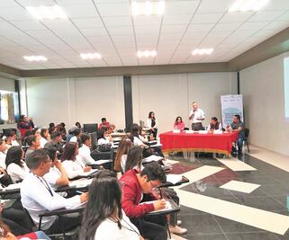 Capacitan a jóvenes en acceso a datos