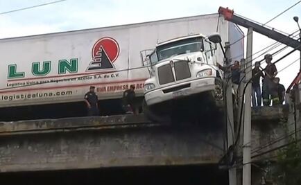 Conductor de tráiler pierde el control y casi cae en Tlalnepantla