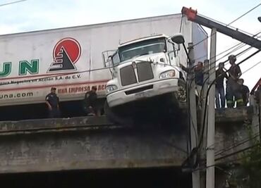 Conductor de tráiler pierde el control y casi cae en Tlalnepantla