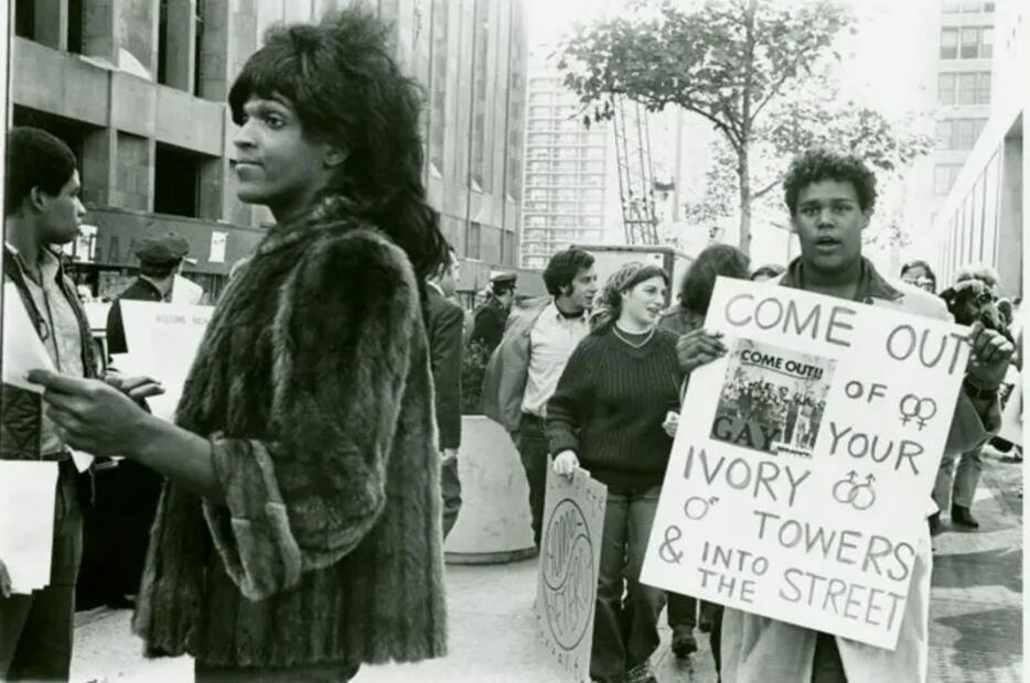 La activista Marsha P. Johnson es vista como una heroína de Stonewall por enfrentarse a la policía esa noche. Foto: Diana Davies, Biblioteca Púbica de Nueva York