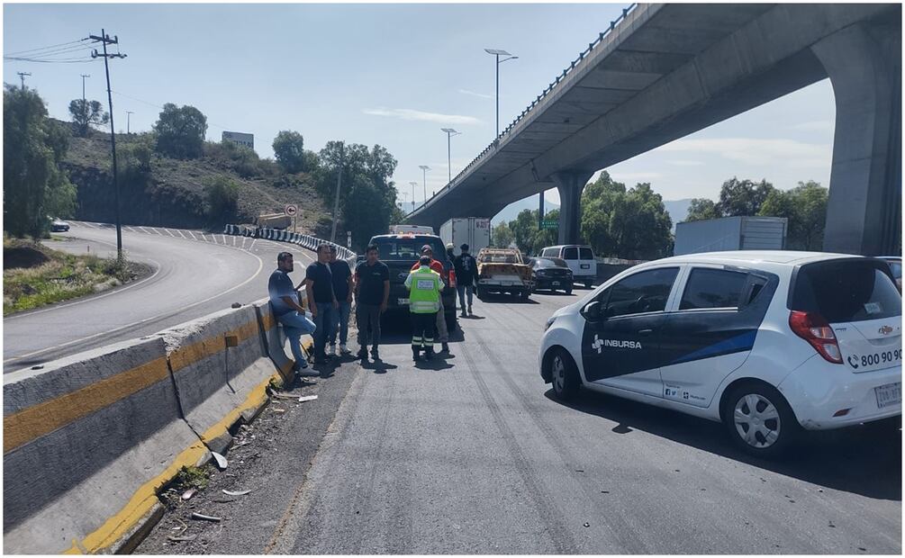 La fila de vehículos se ha extendido por varios kilómetros hasta el municipio de Tlalnepantla. Foto: Especial