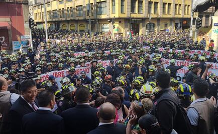 Bomberos se manifiestan en la ALDF; exigen derecho de libertad 