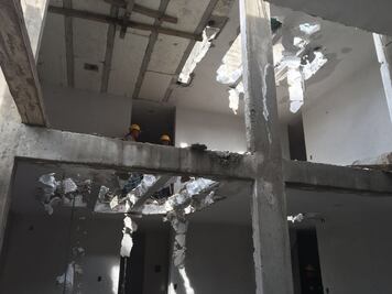 Tiran dos niveles de edificio en la Benito Juárez