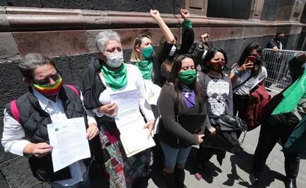 Feministas se reúnen con diputadas del PRD y Morena; demandan despenalización del aborto 