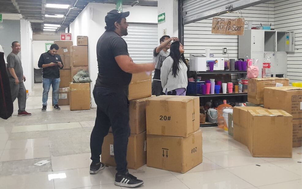Luego que se realizó un operativo en conjunto con las fuerzas federales y capitalinas para decomisar 260 mil productos apócrifos y sin contar con permisos de distribución. Foto: Carlos Mejía/EL UNIVERSAL