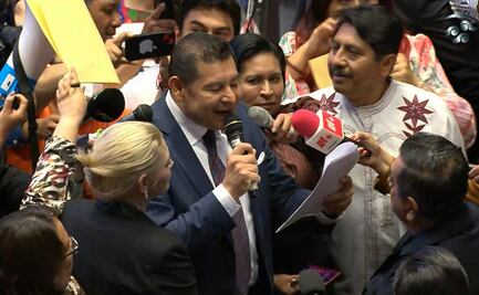 Inicia Senado sesión en salón de plenos, en medio de sirenas y protestas