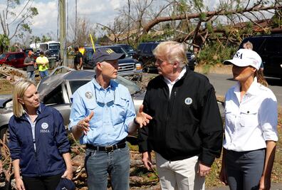 Trump visita áreas devastadas por huracán "Michael" en Florida y Georgia