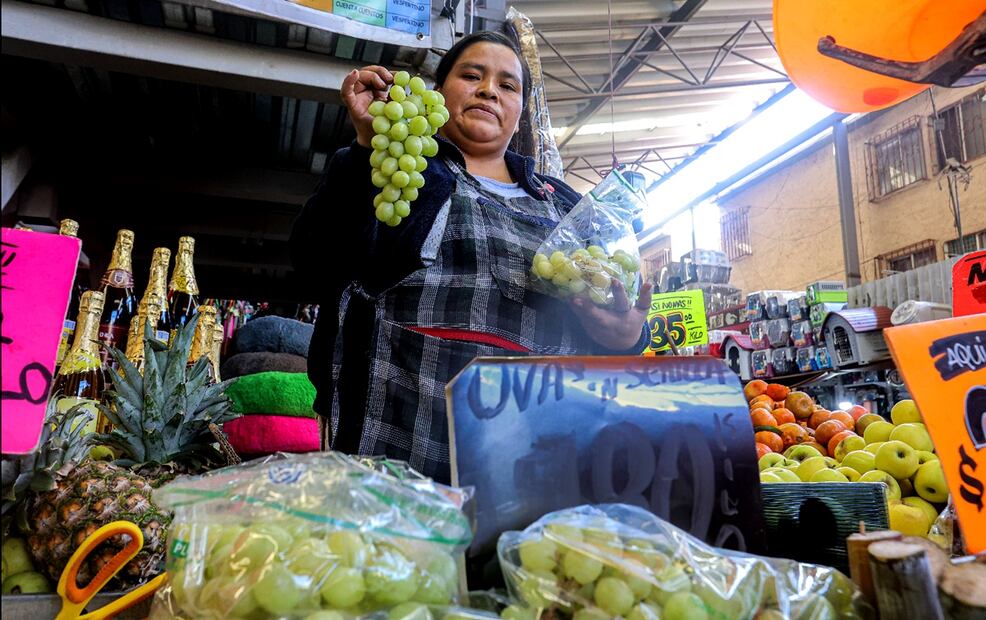 Comerciantes de mercados públicos en la Ciudad de México ofertan el kilo de uvas entre los 80 y los 250 pesos. Foto: Gabriel Pano/EL UNIVERSAL
