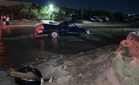 Lluvias dejan crecida de arroyos y vehículos arrastrados en BCS; autoridades vuelven a suspender clases  
