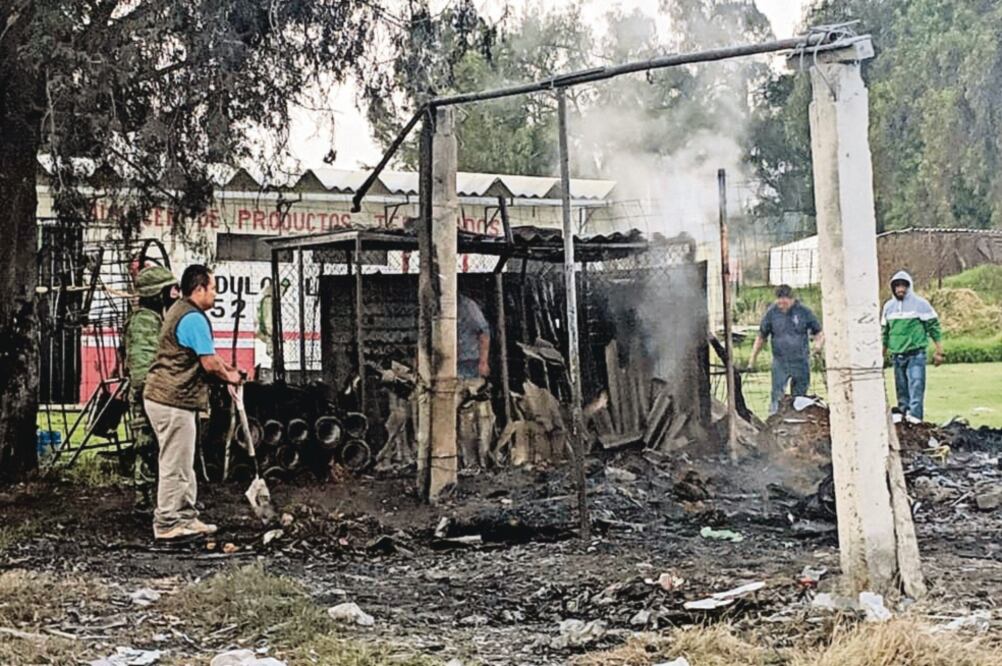 Autoridades de Tultepec informaron que a las 4:50 horas de ayer recibieron la alerta de un incendio en La Saucera, zona avalada por Sedena para la venta de pirotecnia, y entre las 5:01 y 5:05 horas se registraron otras detonaciones. (FOTOS: ESPECIAL)