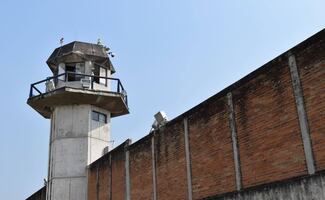 Desalojan penal femenil de Atlacholoaya en Cuernavaca; trasladan convoy de internas a nueva cárcel
