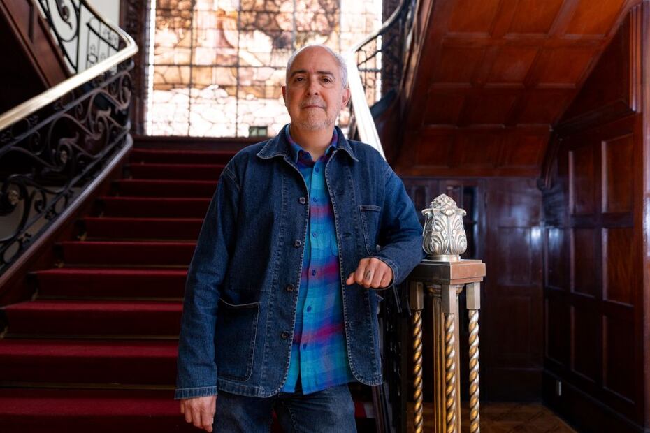 Mauricio Montiel Figueiras es narrador, poeta y ensayista. En 2011 inició, en la red social X, el proyecto El hombre de tweed.