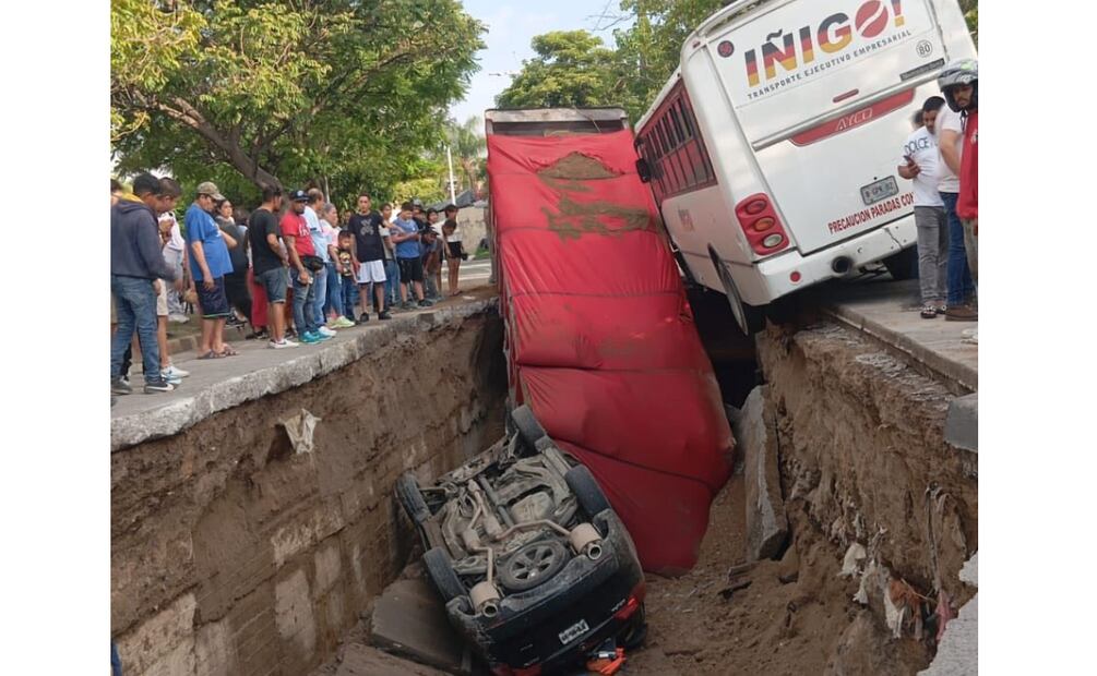 Un auto y un camión con arena cayeron dentro del socavón en Guadalajara (04/07/2025). Foto: Bomberos de Guadalajara