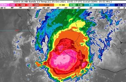 Rick toca tierra como huracán categoría 2 en La Unión de Isidoro Montes de Oca, Guerrero