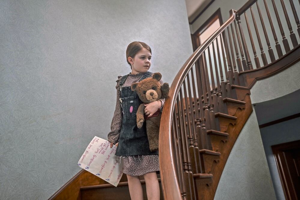 Alice (interpretada por Pyper Braun) es una infante que ha creado una escalofriante relación con un osito de peluche que perteneció a su mamá. Foto: Blumhouse / Corazón Films