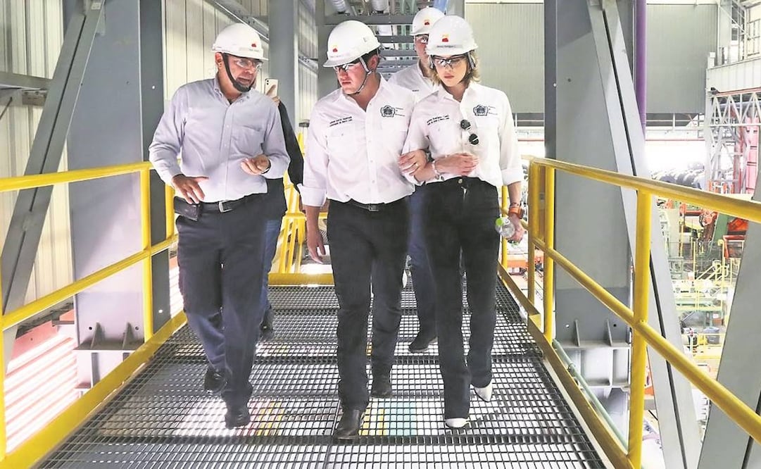 El gobernador Samuel García y Mariana Rodríguez durante el recorrido por la planta de acero. Foto: Especial 