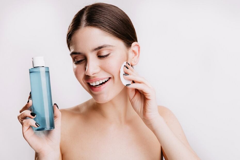 El agua micelar es un producto cosmético suave para la piel. Foto: Freepik