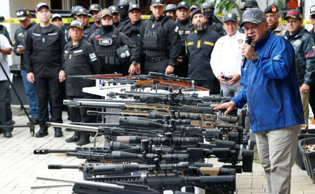 El considerado número dos del chavismo auguró una "gran victoria" frente a Estados Unidos, al tiempo que advirtió que "el que se meta con Venezuela debe tener muy claro que no será una cosa de 48 horas, de tres días, no será una cosa de un mes". En la imagen, cedida por el Ministerio de Interior, Justicia y Paz de Venezuela, del ministro, Diosdado Cabello, mostrando armas durante una declaración en Caracas (Venezuela). Foto: EFE