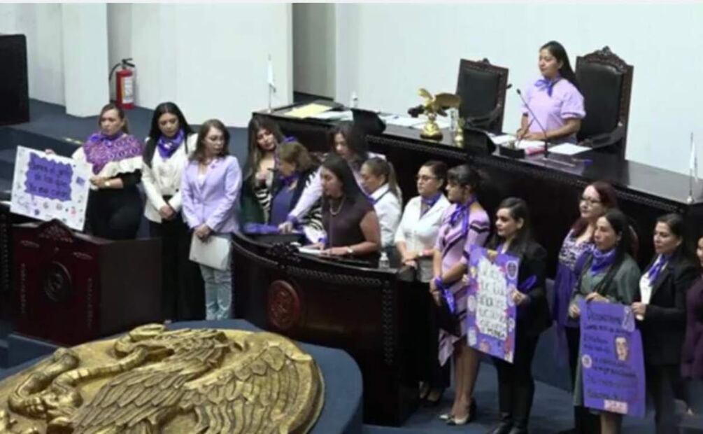 Diputadas del Congreso de Hidalgo tomaron la tribuna para exigir justicia por todas las mujeres (05/03/2025). Foto: Especial
