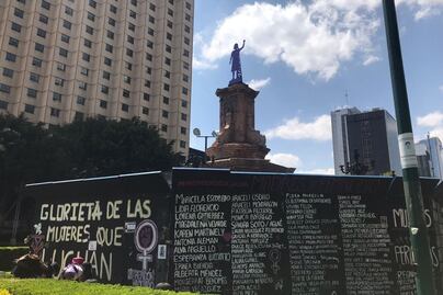 Mujeres comienzan a llegar a Paseo de la Reforma para Marcha 8M 