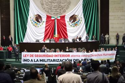 Protestan durante debate de Ley de Seguridad Interior en San Lázaro