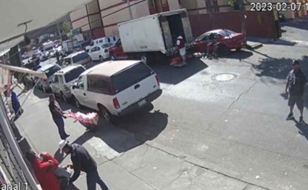 VIDEO: "Chineros" asaltan a transeúnte a plena luz del día en la Merced