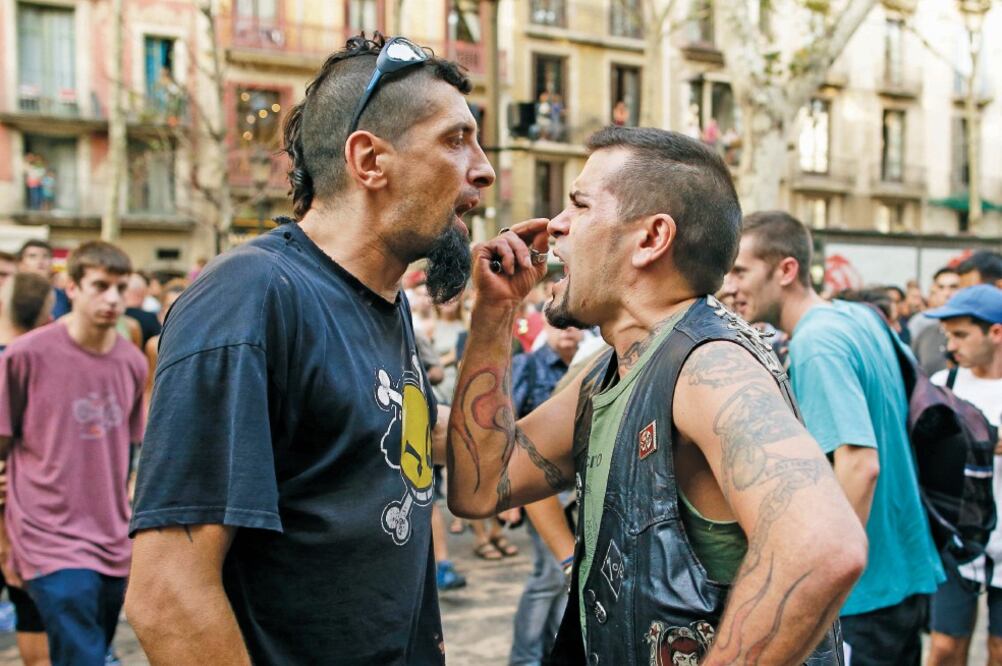 Un marcha xenófoba fue frenada por vecinos en Barcelona. Tras momentos de tensión, la policía intervino. (MANU FERNÁNDEZ. AP)