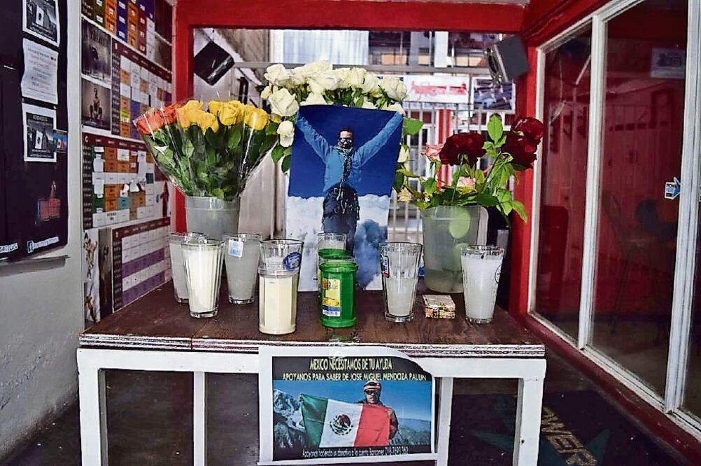 En un gimnasio, ubicado en el centro de San Cristóbal, propiedad del alpinista , fue colocado un altar en el que se aprecia una fotografía de él (EMILIO FERNÁNDEZ. EL UNIVERSAL)