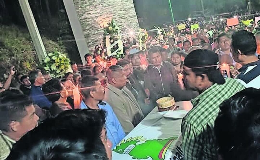 En la cabecera municipal de Malinaltepec fue recibido el cuerpo del presidente municipal Acas. Foto: Especial