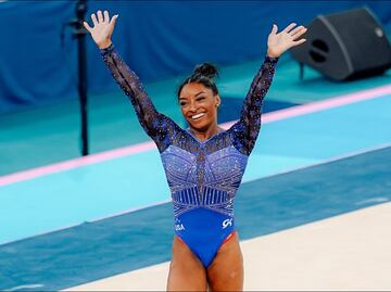 Simone Biles se cayó en la barra de equilibrio y se queda sin medalla en París 2024