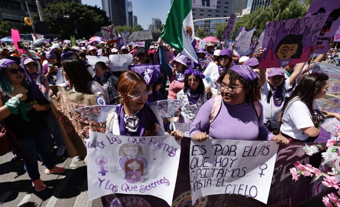 Mujeres marchan en Paseo de la Reforma en el marco del Día Internacional de la Mujer en la Ciudad de México. Foto: Fernanda Rojas/ EL UNIVERSAL