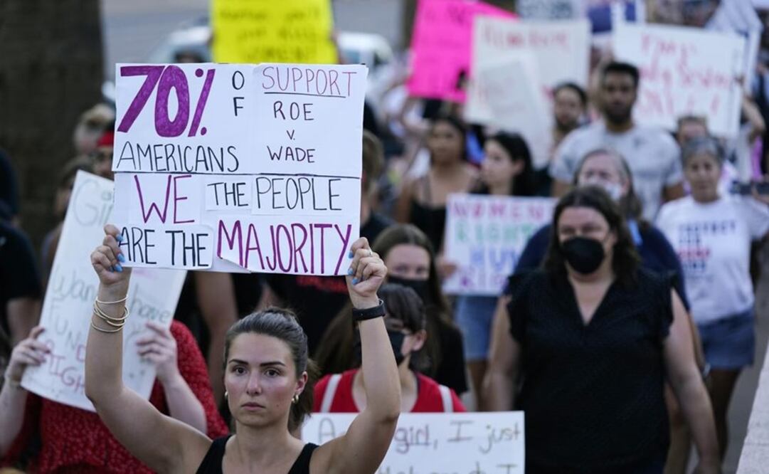 Manifestantes marchan alrededor del Capitolio de Arizona en Phoenix. Foto: AP 