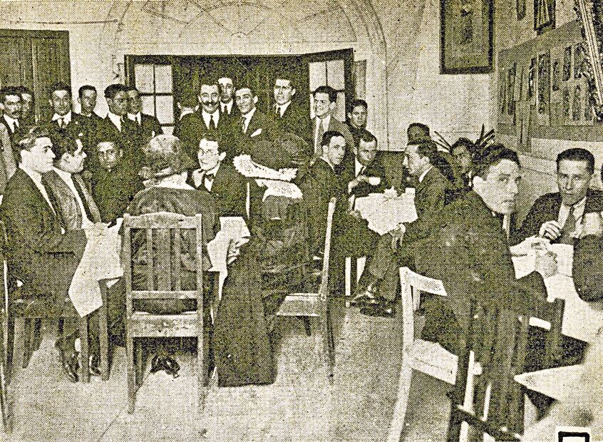 La “tarde estridentista” en 1924 realizada en el Café Europa. Arqueles leyó la historia del Café de Nadie y expusieron pinturas de Jean Charlot, Leopoldo Méndez, Ramón Alva de la Canal y Germán Cueto. Foto: Hemeroteca El Universal