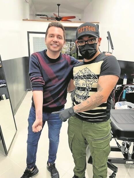 Tatúa a famosos y cumple sueño americano