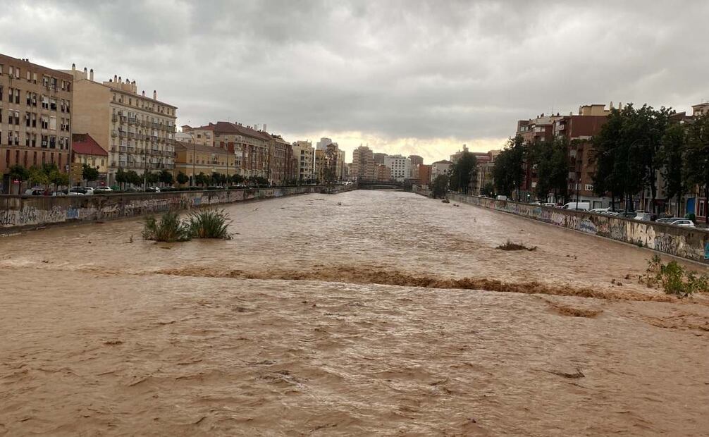 El río Guadalmedina a su paso por Málaga este miércoles muestra un aumento en su caudal, mientras las intensas lluvias y granizadas registradas están causando inundaciones y grandes acumulaciones de agua en varias de las principales avenidas de todos los distritos de la ciudad. Foto: EFE