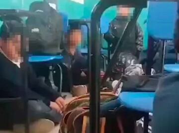 VIDEO: Maestra pone a cantar a sus alumnos para tranquilizarlos en medio de una balacera en Tijuana